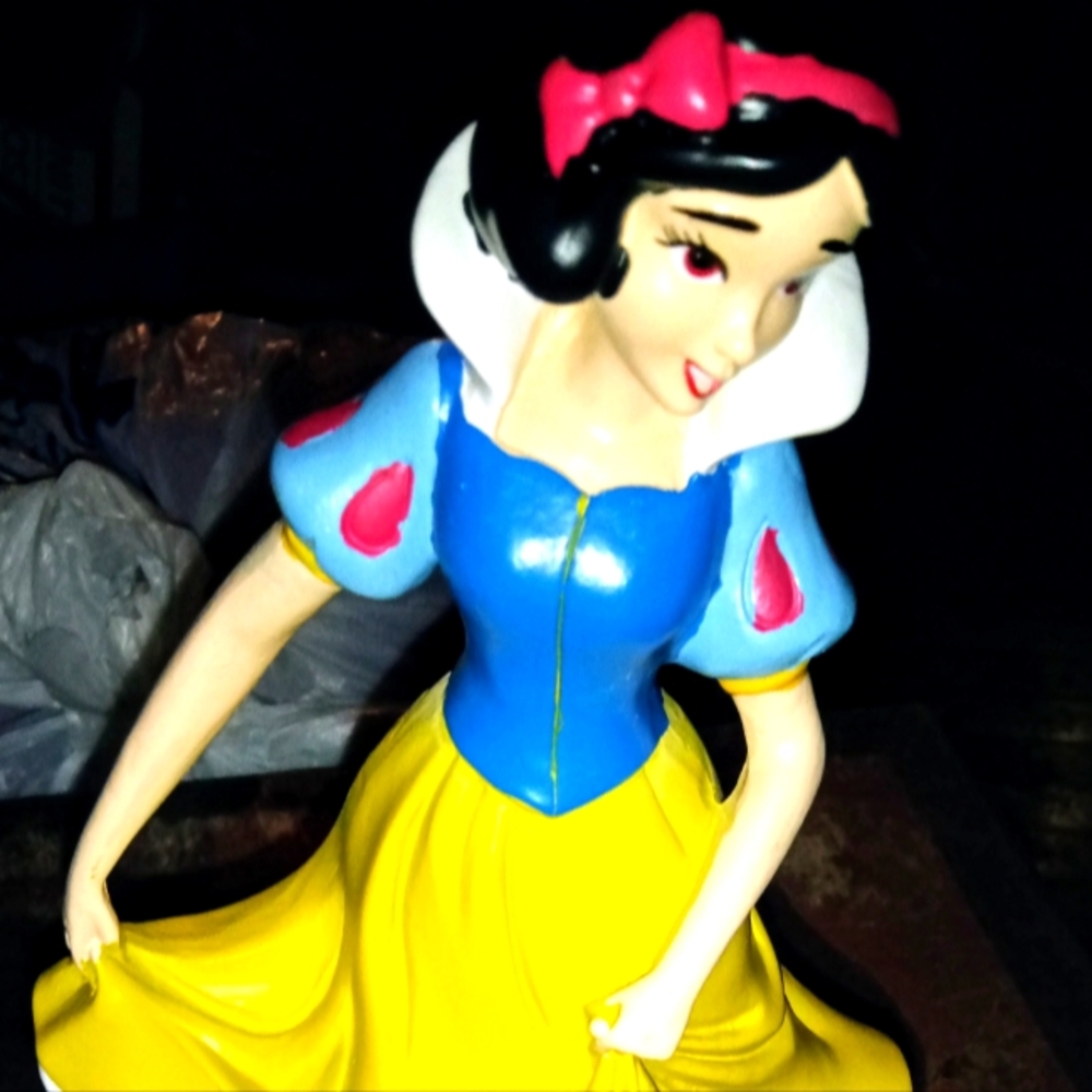 Snow White garden statue